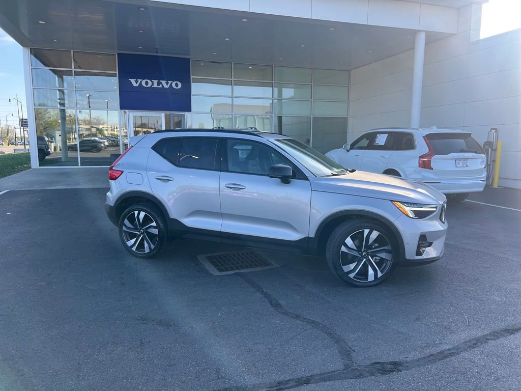 Used 2023 Volvo XC40 B5 Plus w/ Driver Assist Package image 2