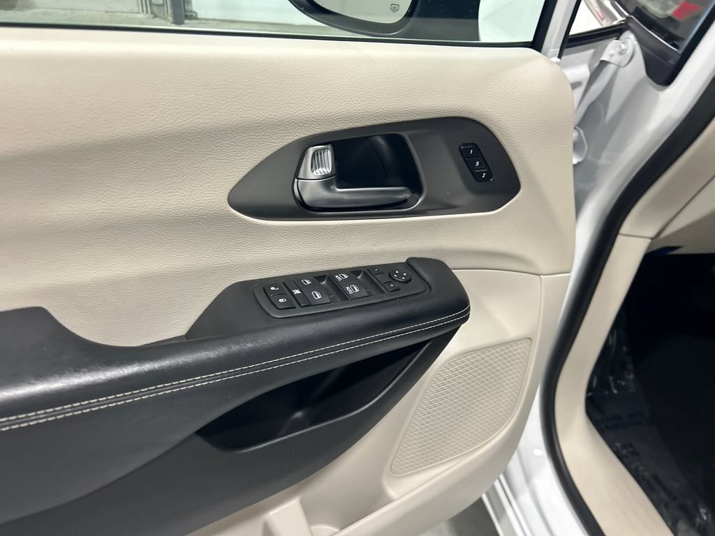 Used 2023 Chrysler Pacifica Touring-L FWD image 14