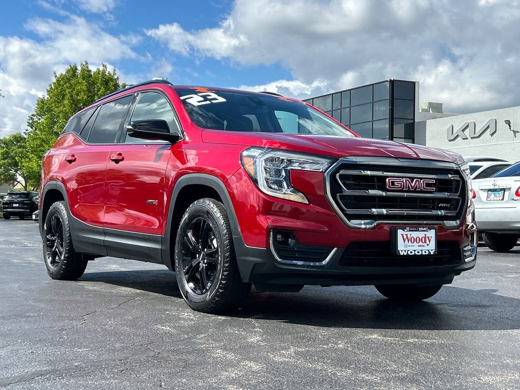 Used 2023 GMC Terrain AT4 AWD/4WD image 2