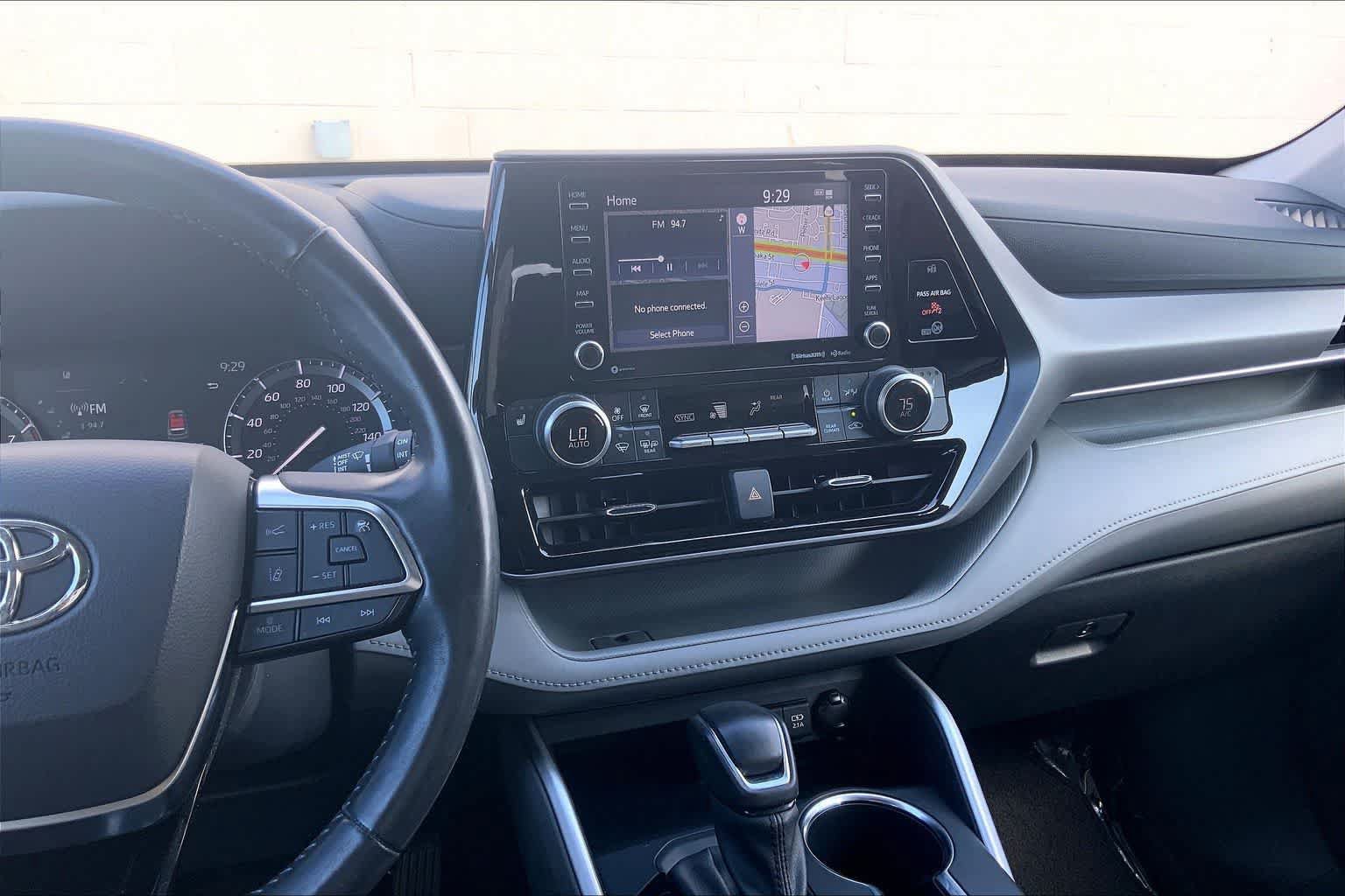 Used 2021 Toyota Highlander XLE FWD image 15