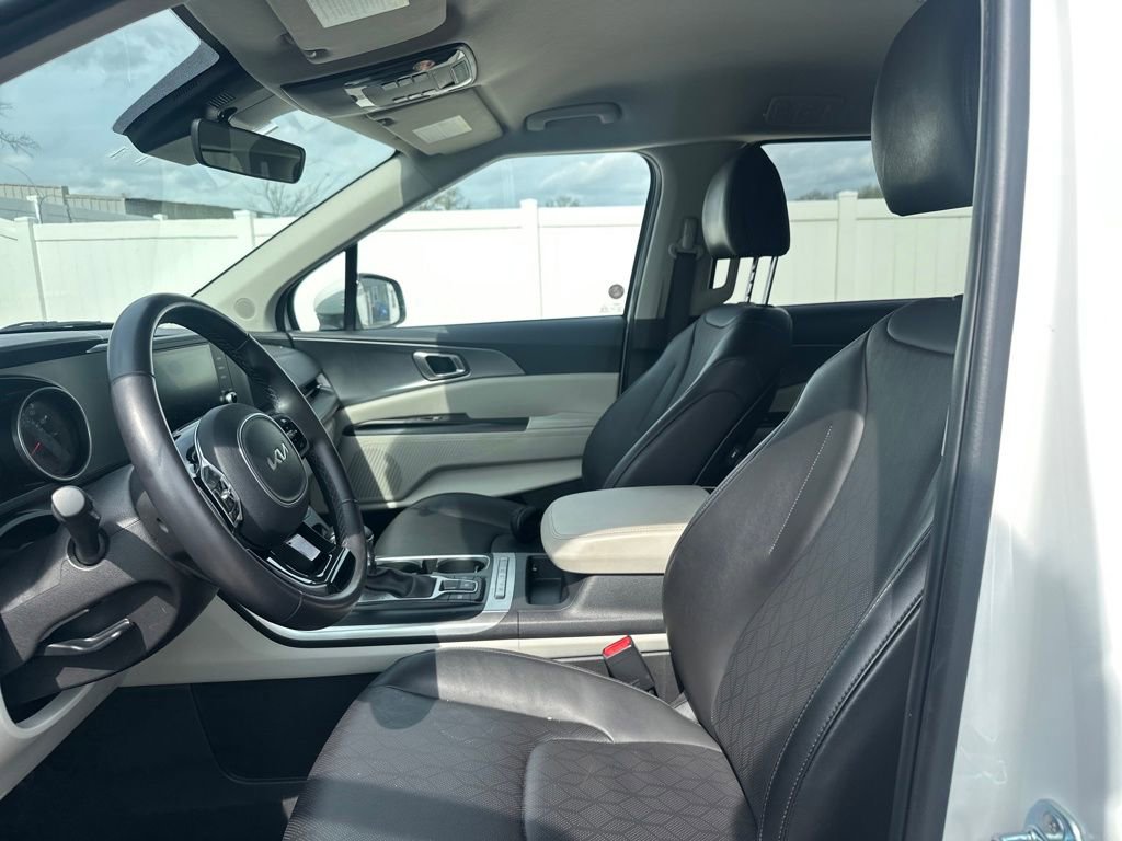 Used 2024 Kia Carnival LX image 11