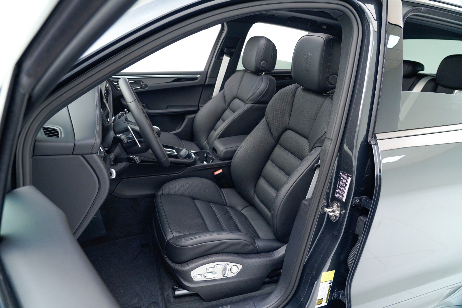 Certified 2026 Porsche Macan Turbo AWD/4WD image 5