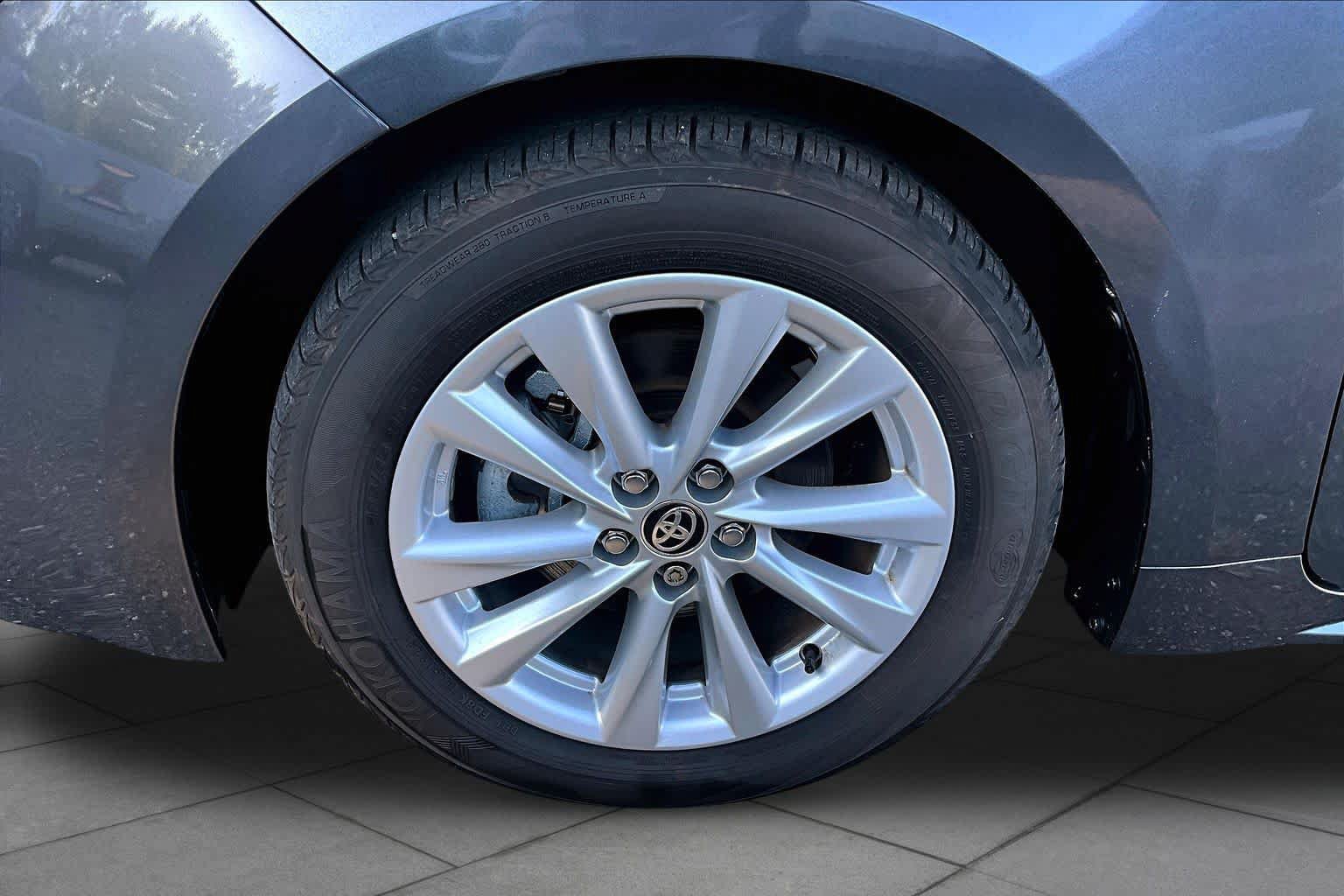Used 2025 Toyota Corolla SE w/ SE Package FWD image 11