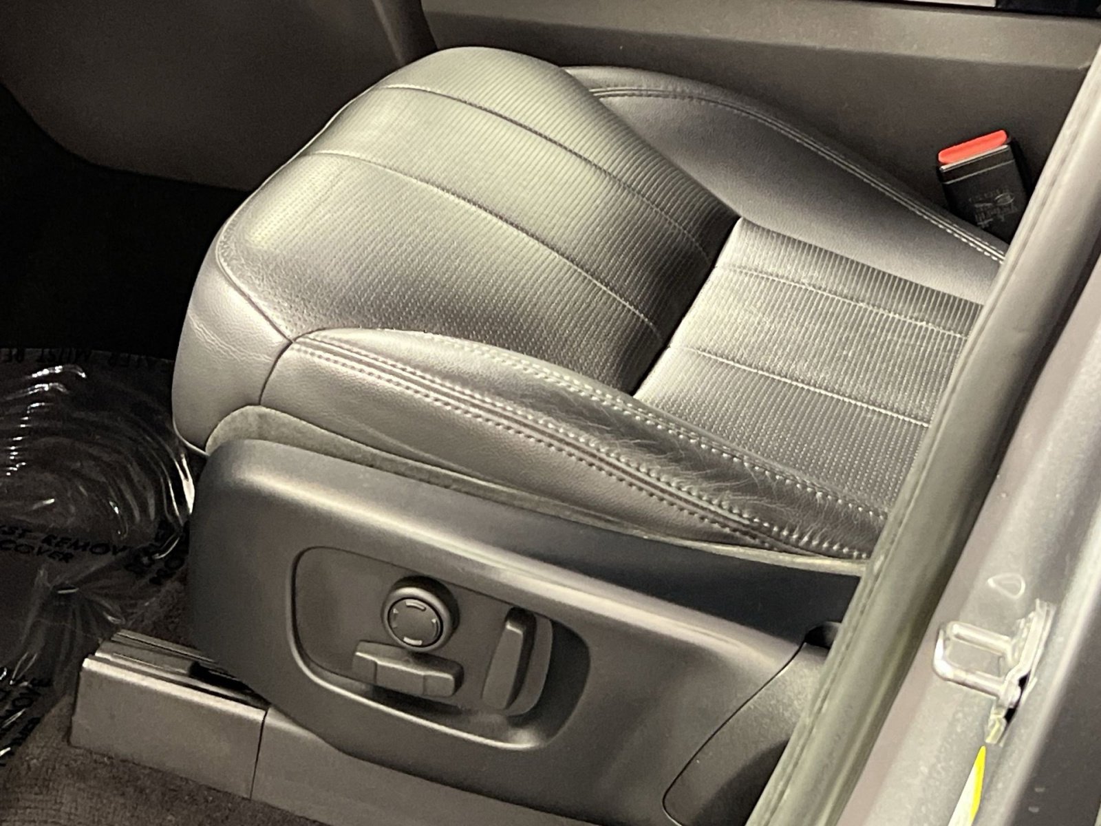 Used 2020 Land Rover Discovery HSE image 14