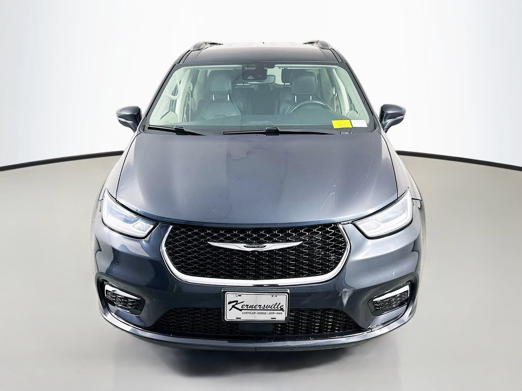 Used 2021 Chrysler Pacifica Touring-L FWD image 2