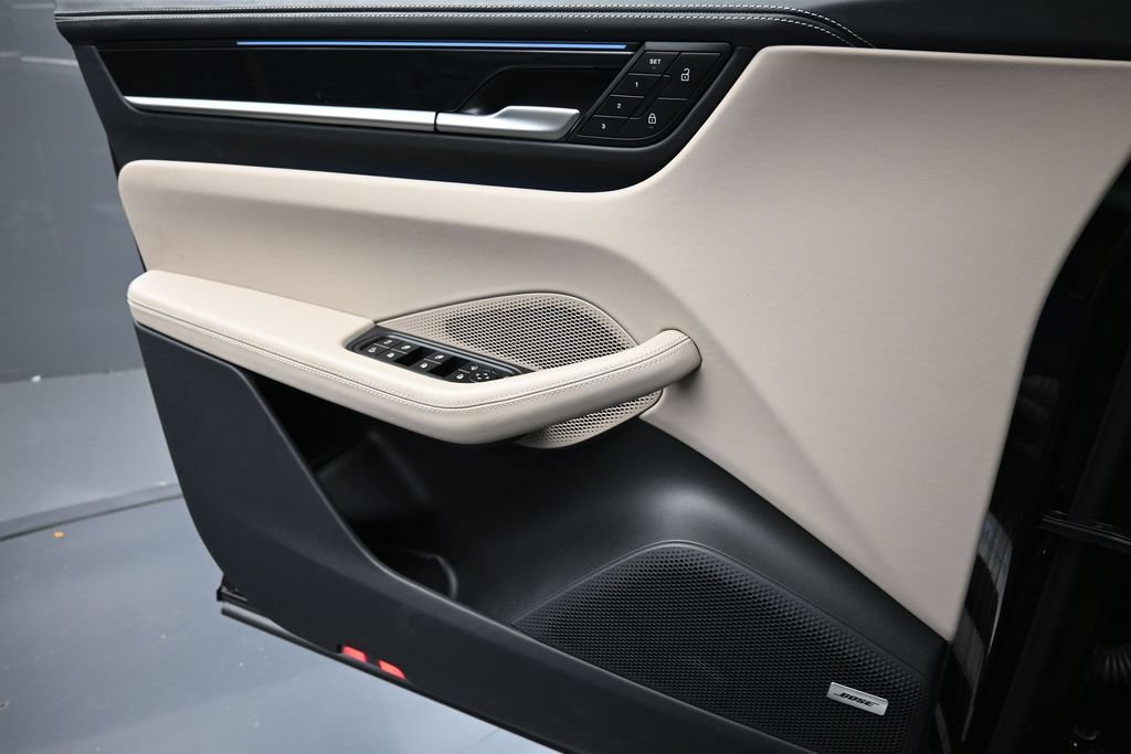 Certified 2025 Porsche Macan 4S Electric AWD/4WD image 24