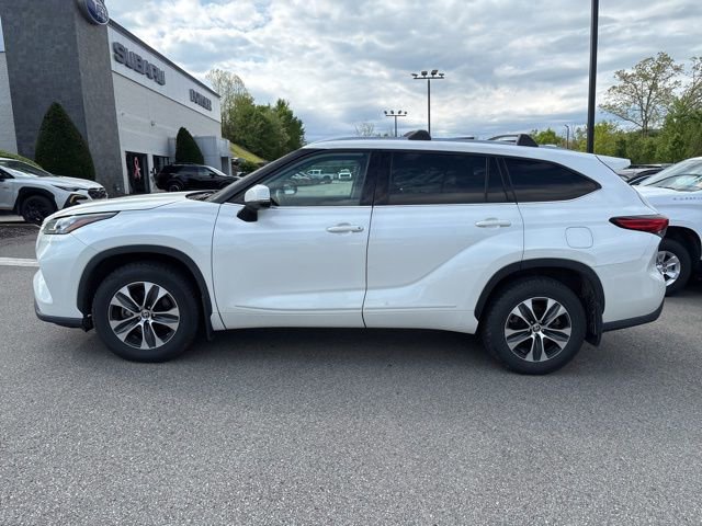 Used 2020 Toyota Highlander XLE AWD/4WD image 2