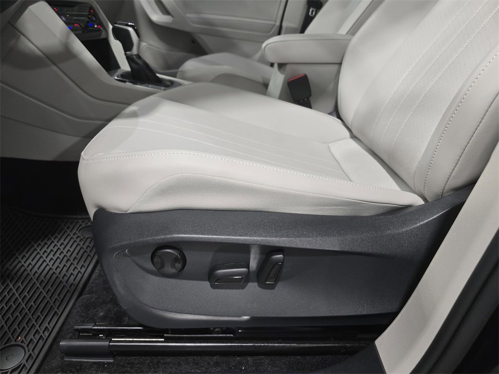 Used 2024 Volkswagen Tiguan SE R-Line image 27