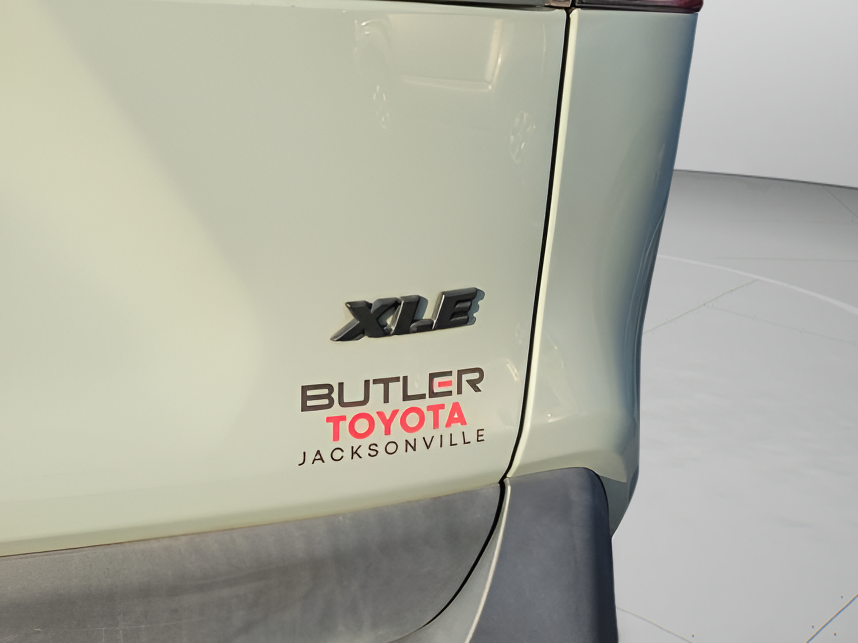 Used 2022 Toyota RAV4 XLE w/ Convenience Package FWD image 21