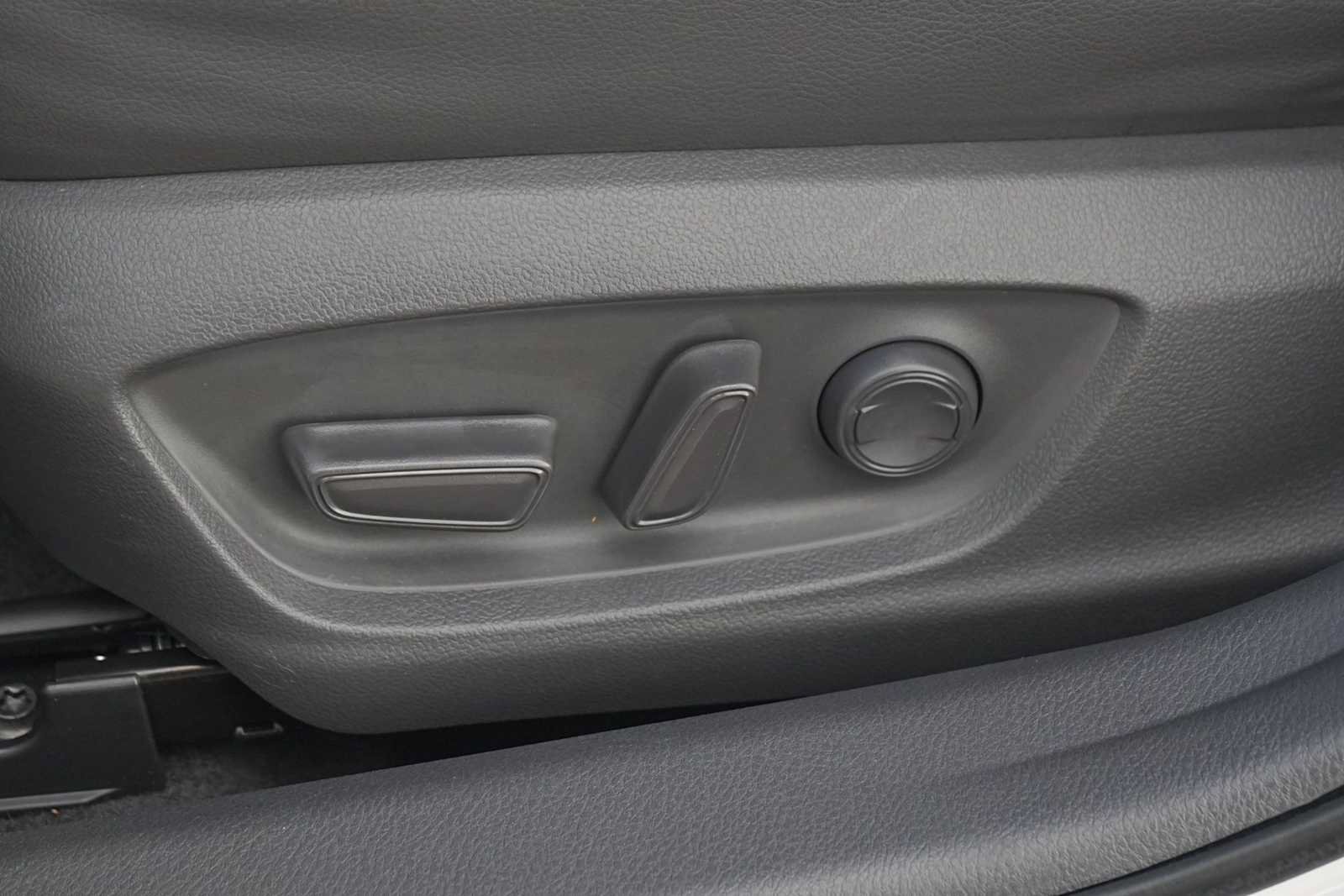 Used 2020 Toyota Camry XLE FWD image 12
