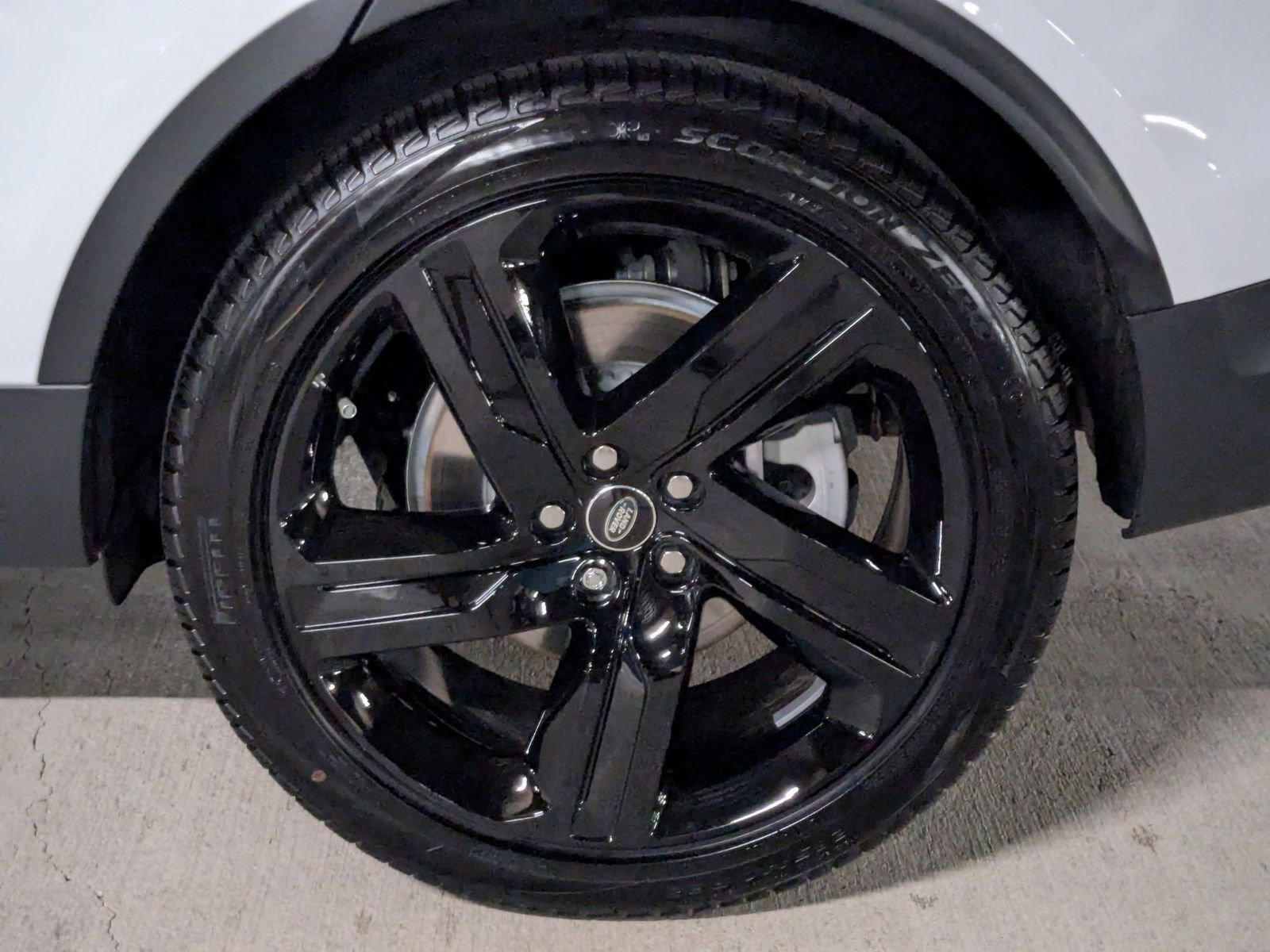 New 2025 Land Rover Discovery S image 10