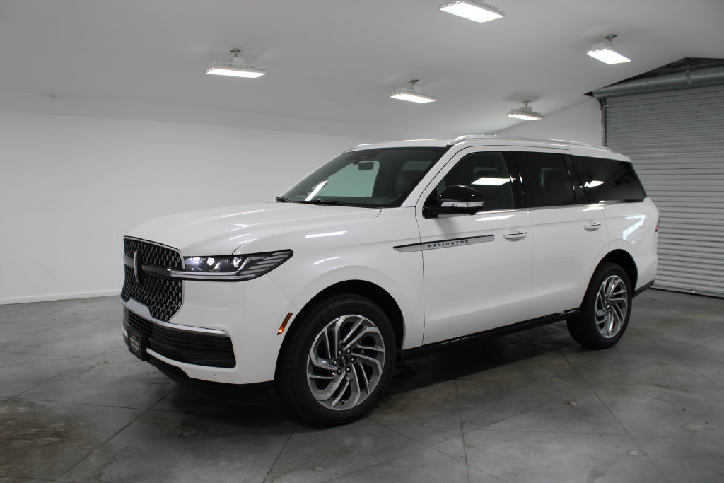 New 2027 Lincoln Navigator Reserve AWD/4WD image 3