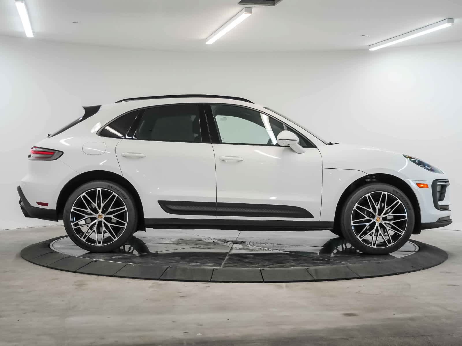 Certified 2026 Porsche Macan AWD/4WD image 6