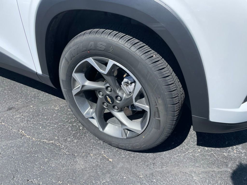 Used 2025 Chevrolet Trax LT FWD image 3
