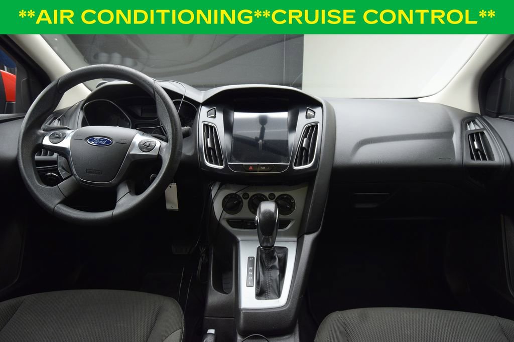 Used 2012 Ford Focus SE w/ SE Winter Pkg image 3