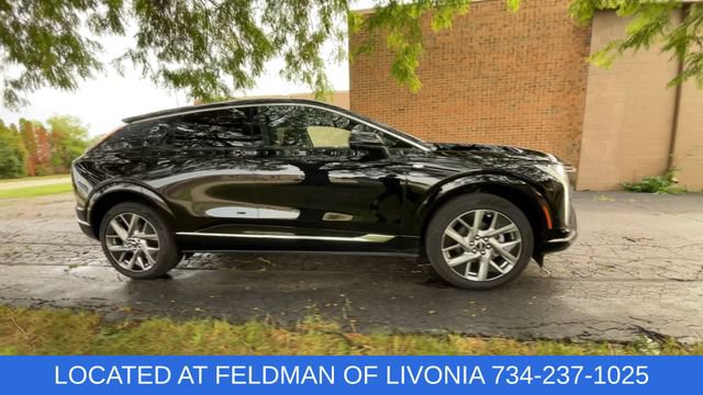 Used 2025 Cadillac Optiq Luxury 2 AWD/4WD image 2