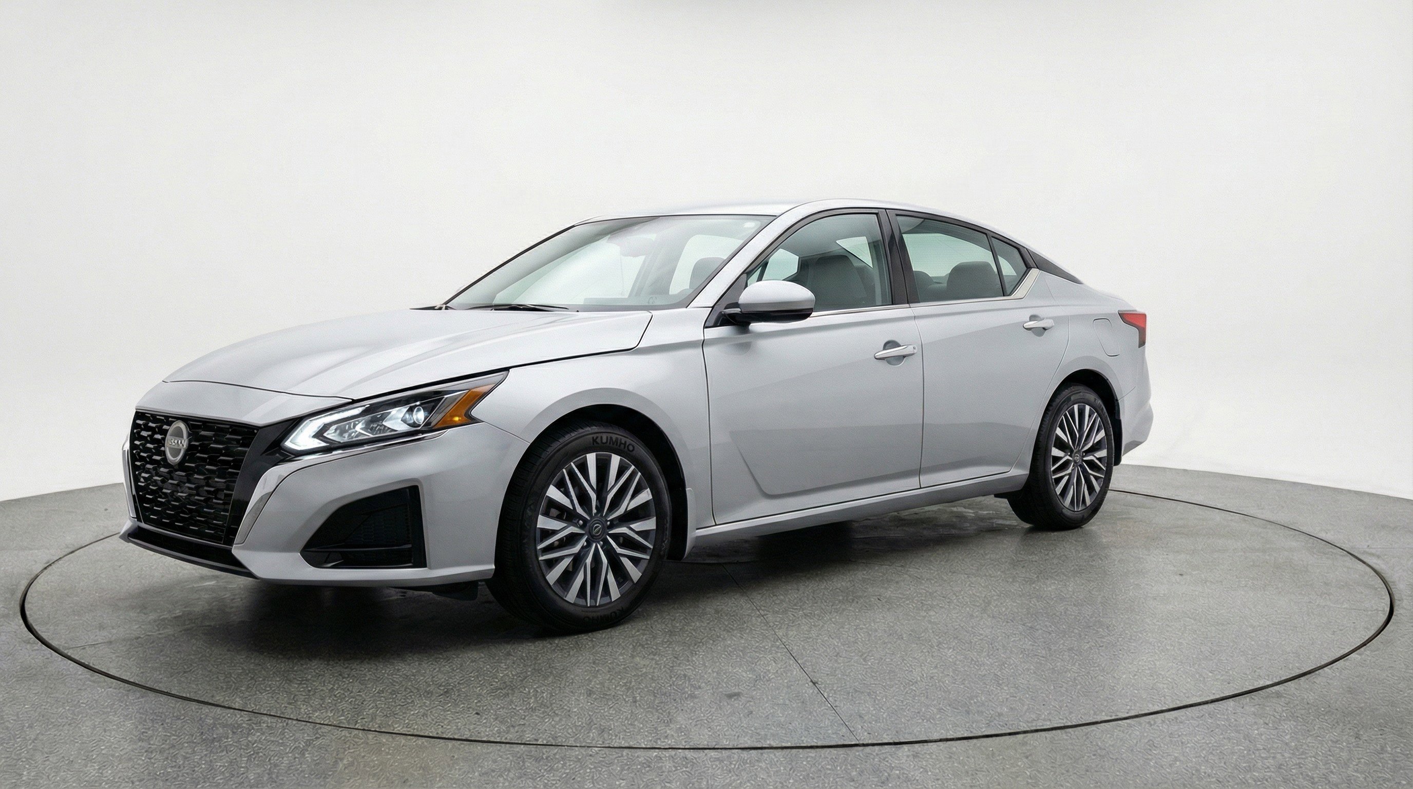 Used 2025 Nissan Altima 2.5 SV image 3