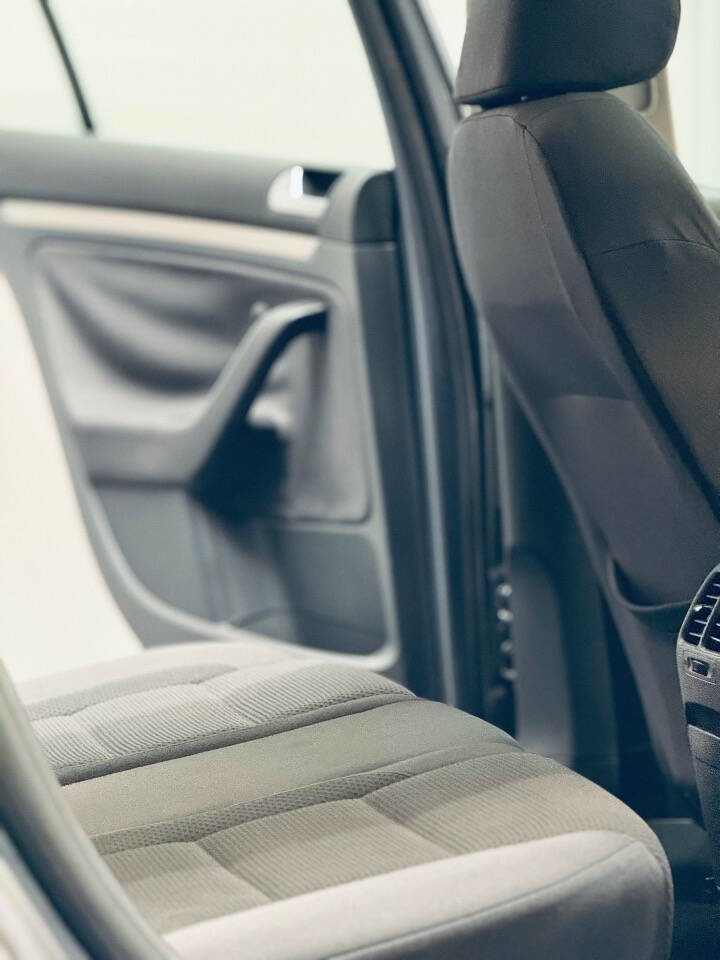 Used 2009 Volkswagen Rabbit S image 12