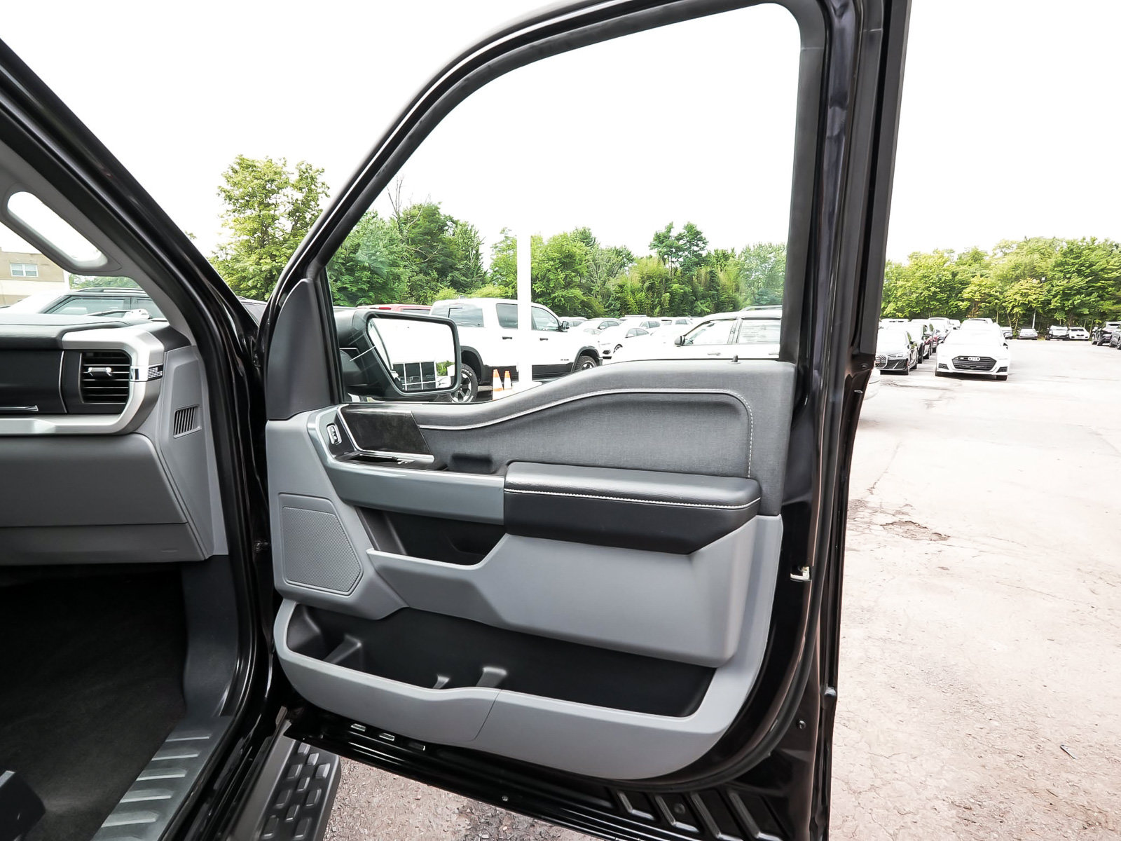 Used 2023 Ford F150 Lightning XLT AWD/4WD image 15