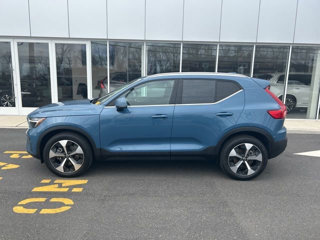 Certified 2025 Volvo XC40 B5 Plus image 2