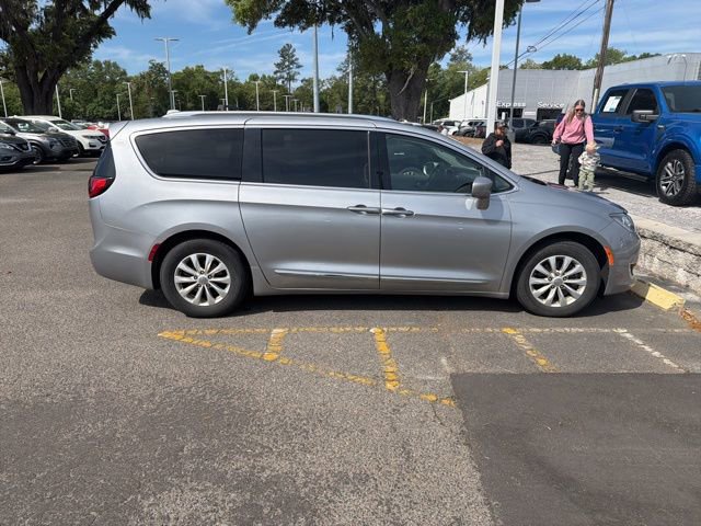 Used 2019 Chrysler Pacifica Touring-L image 6