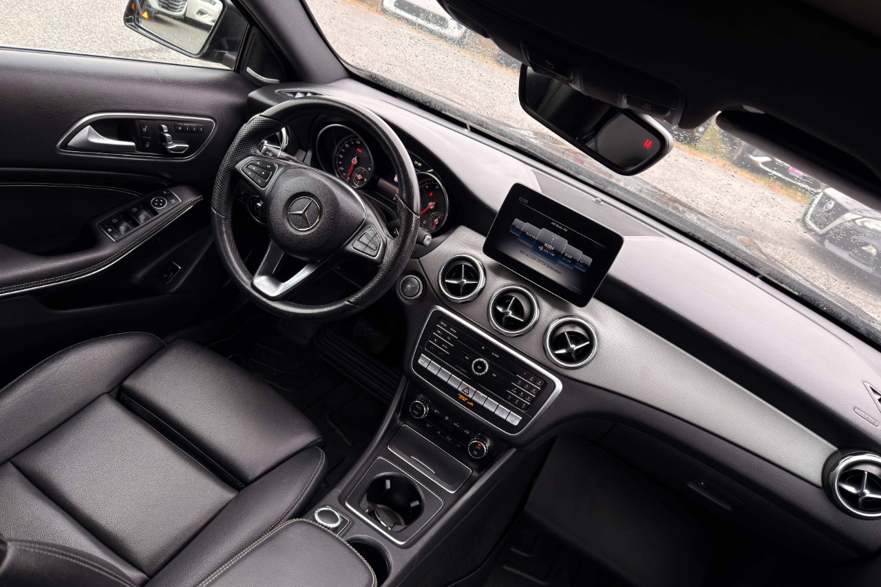 Used 2020 Mercedes-Benz GLA 250 4MATIC w/ Premium Package image 14