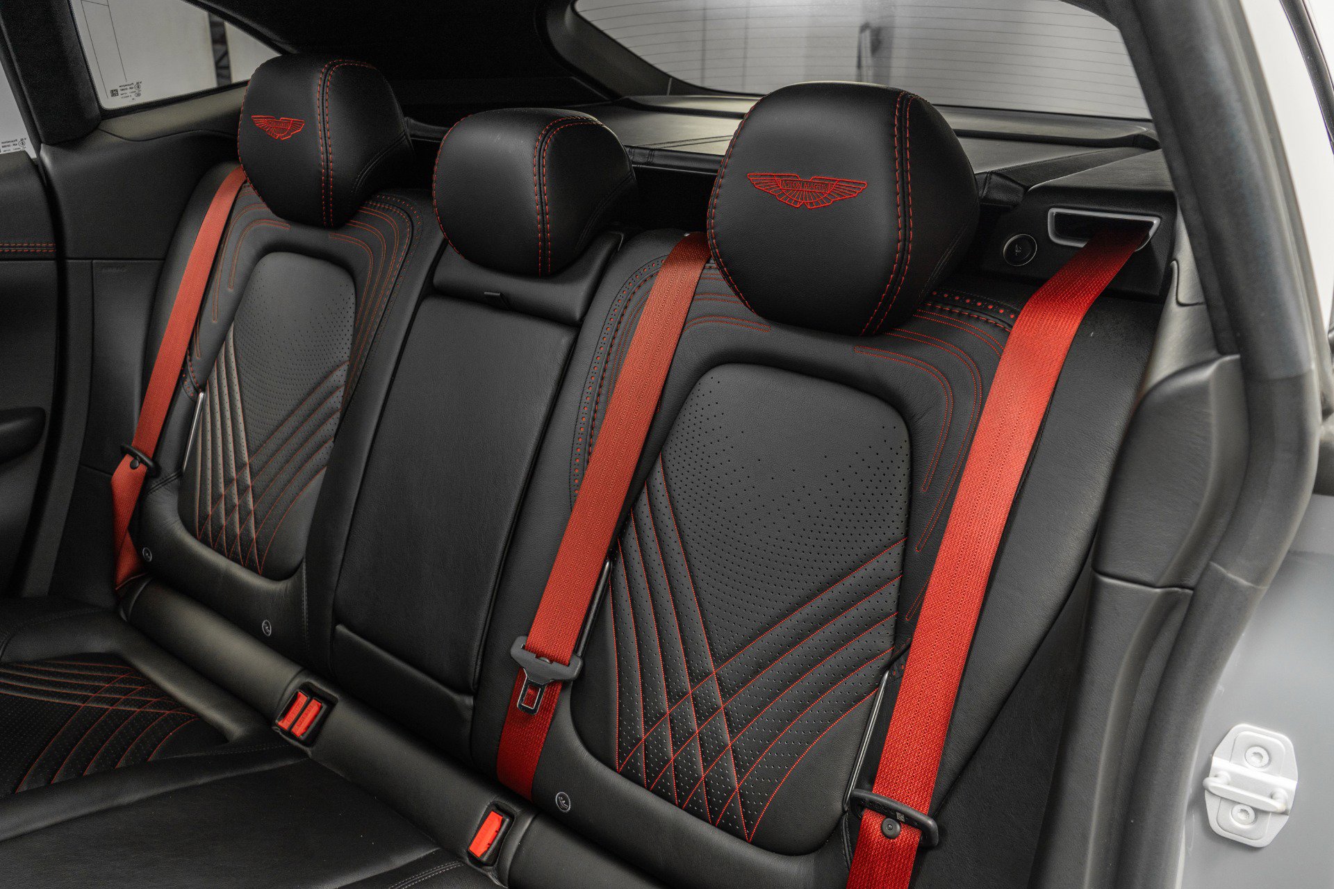 Used 2021 Aston Martin DBX image 16