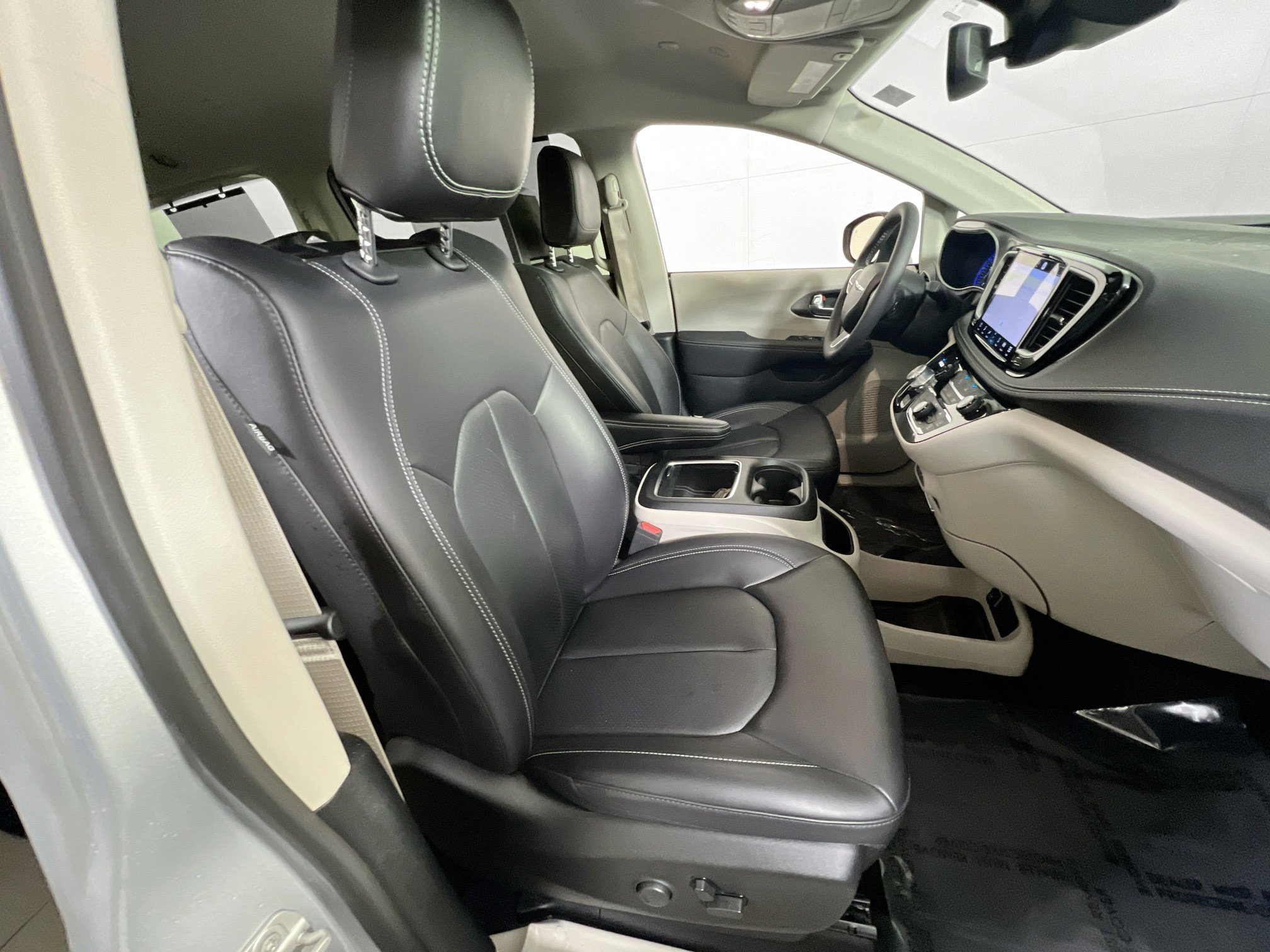 Used 2023 Chrysler Pacifica Touring-L w/ Uconnect Theater Family Group image 30