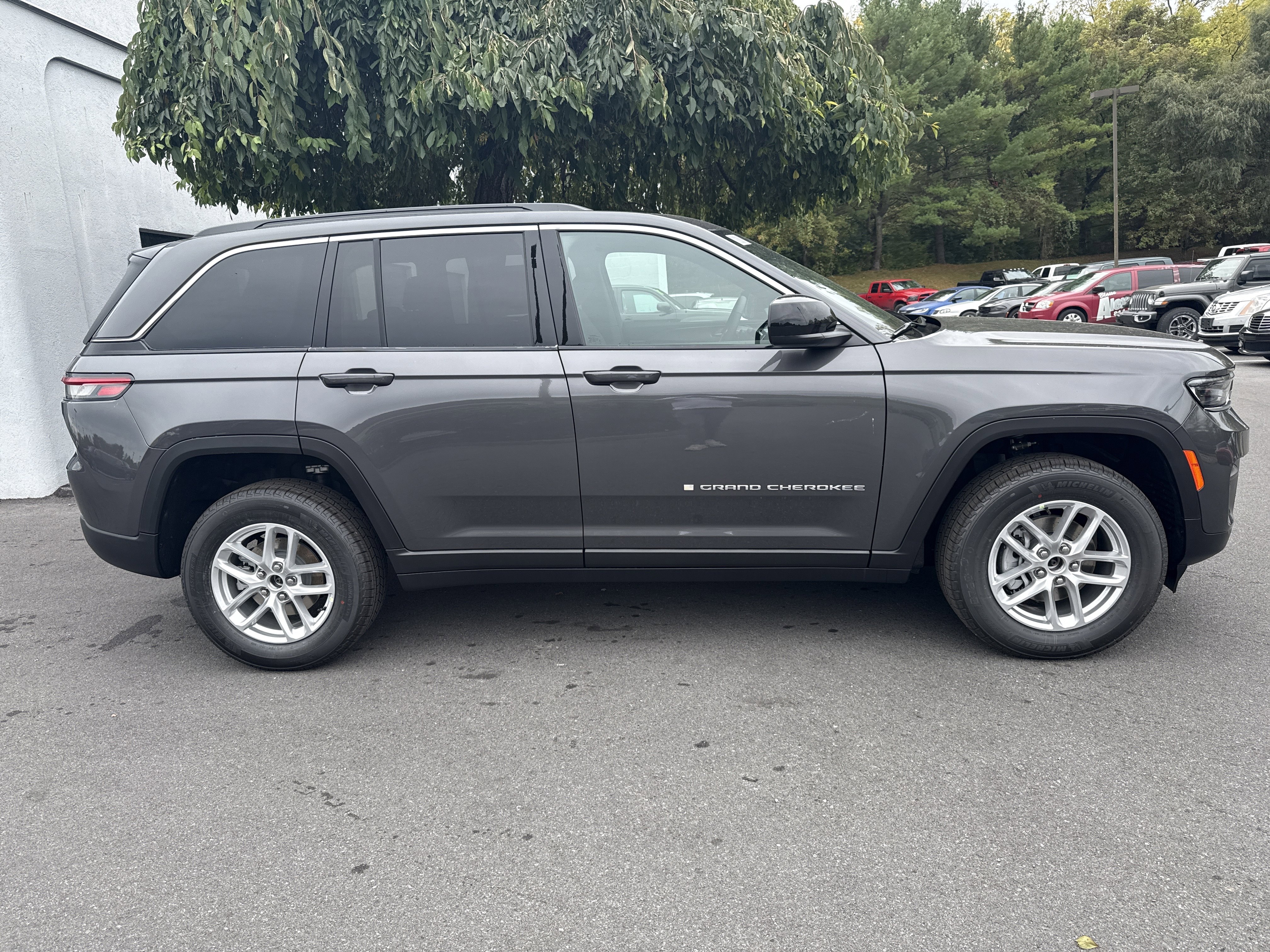 New 2025 Jeep Grand Cherokee Laredo X w/ Luxury Tech Group I AWD/4WD image 2
