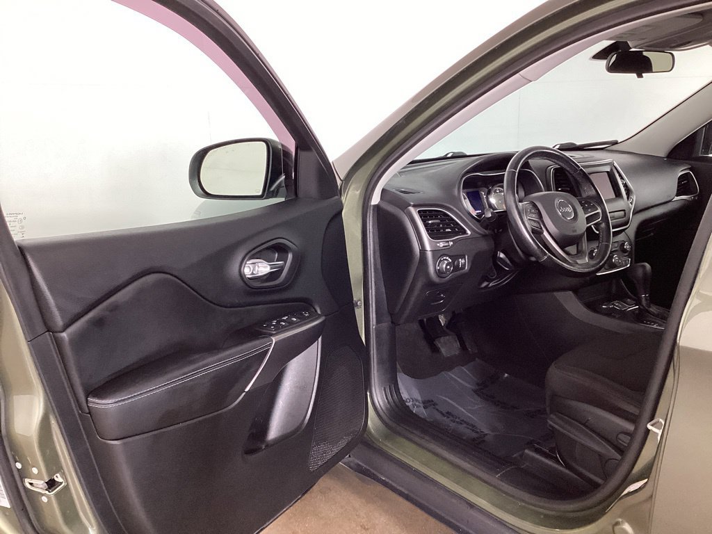 Used 2019 Jeep Cherokee Latitude w/ Cold Weather Group AWD/4WD image 9
