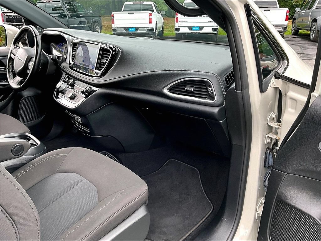Used 2021 Chrysler Pacifica Touring w/ S Appearance Package FWD image 13