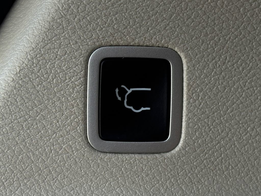Used 2023 Chrysler Voyager LX FWD image 10