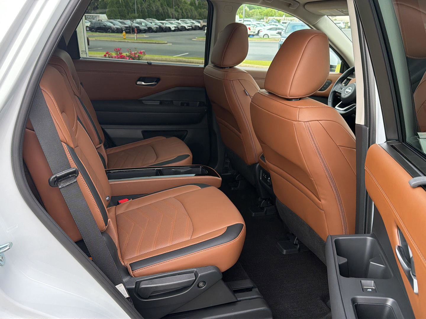 Used 2025 Nissan Pathfinder Platinum FWD image 14