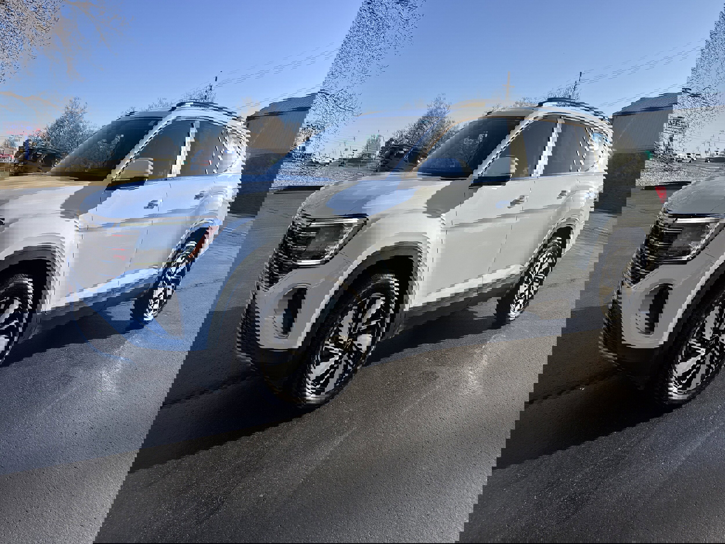 Used 2025 Volkswagen Atlas SE image 2