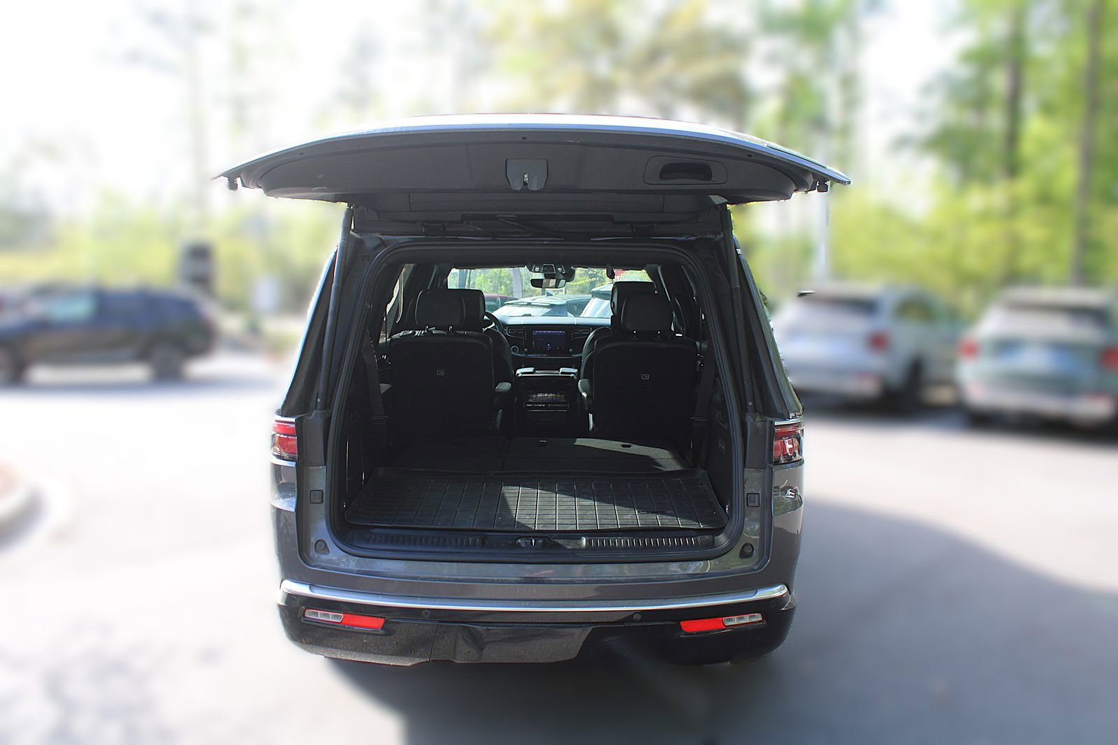 Used 2022 Jeep Wagoneer Series III w/ Rear Seat Video Group 1 image 9