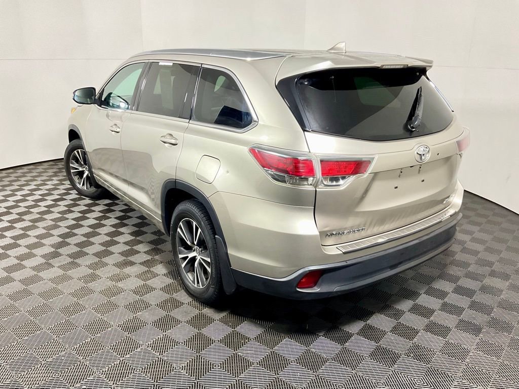 Used 2016 Toyota Highlander XLE image 12