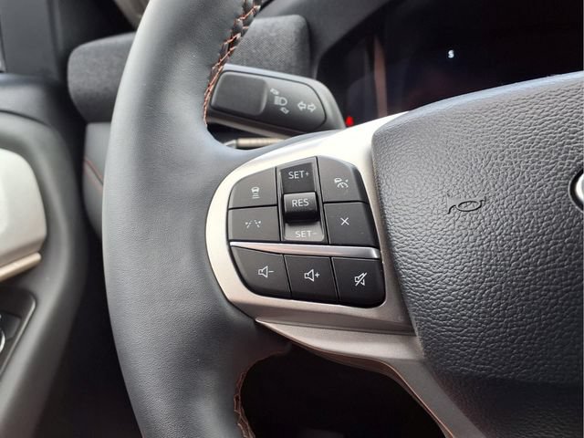 Used 2025 Ford Explorer Active AWD/4WD image 29