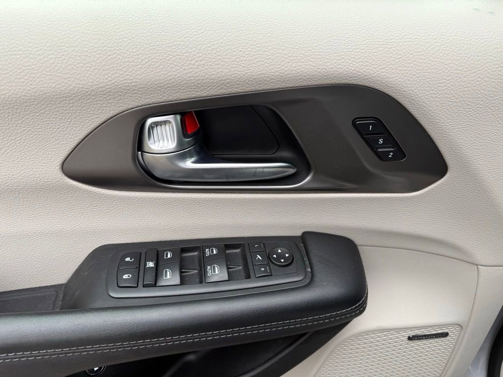 Used 2019 Chrysler Pacifica Limited w/ Advanced Safetytec Group FWD image 9
