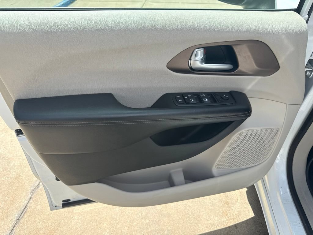 Used 2018 Chrysler Pacifica L FWD image 7
