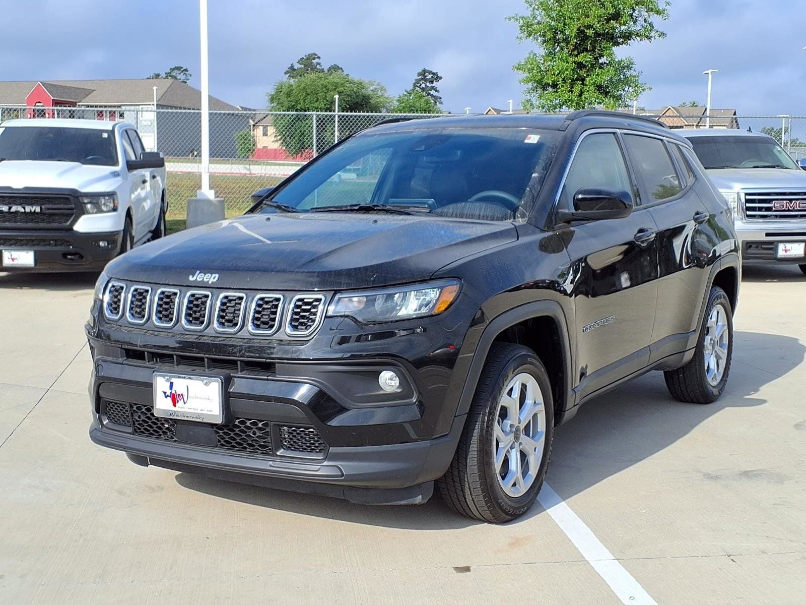 Used 2025 Jeep Compass Latitude image 3