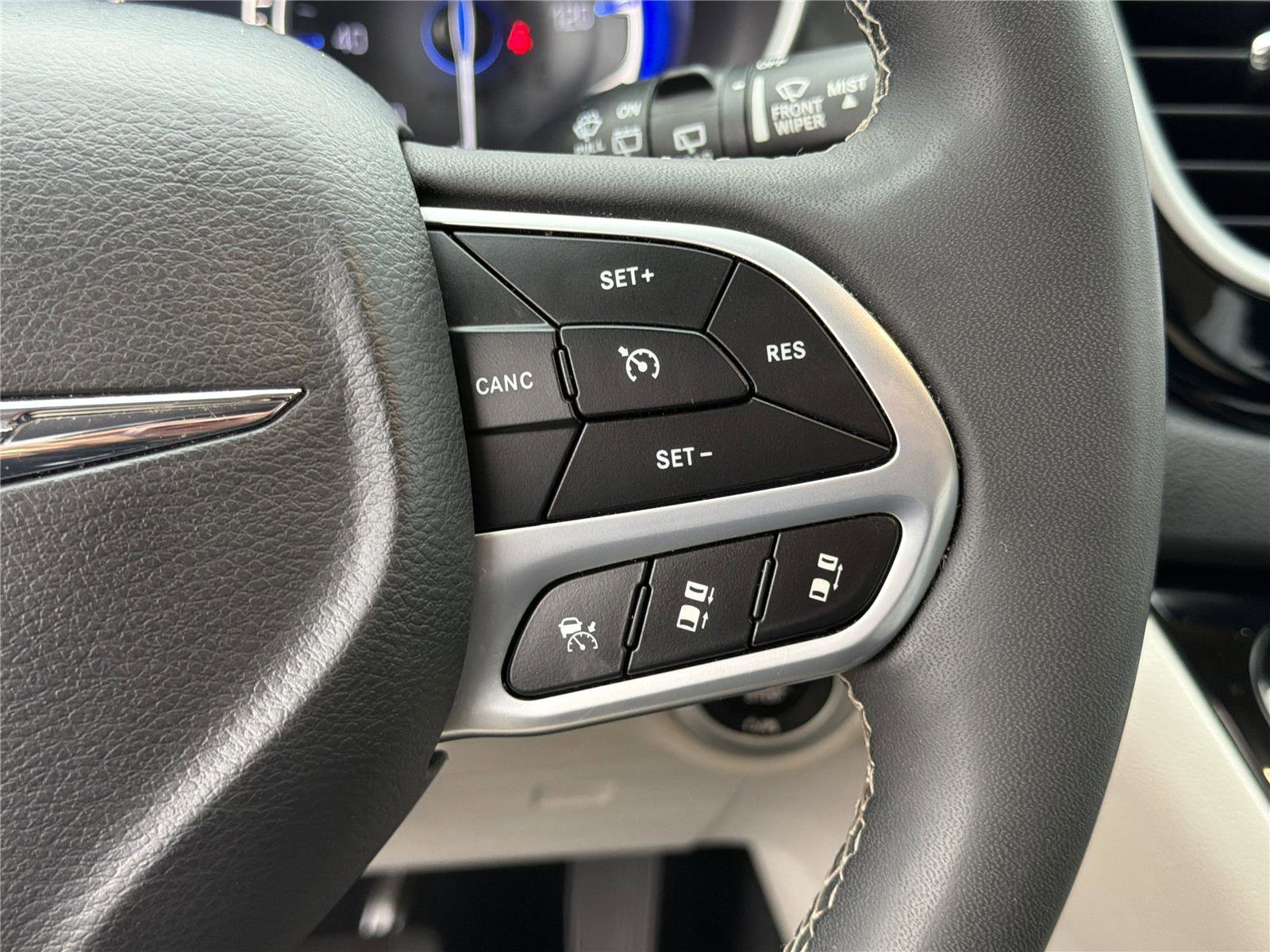 Used 2023 Chrysler Pacifica Touring-L FWD image 27