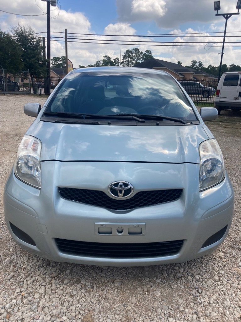 Used 2011 Toyota Yaris 4-Door Hatchback image 3