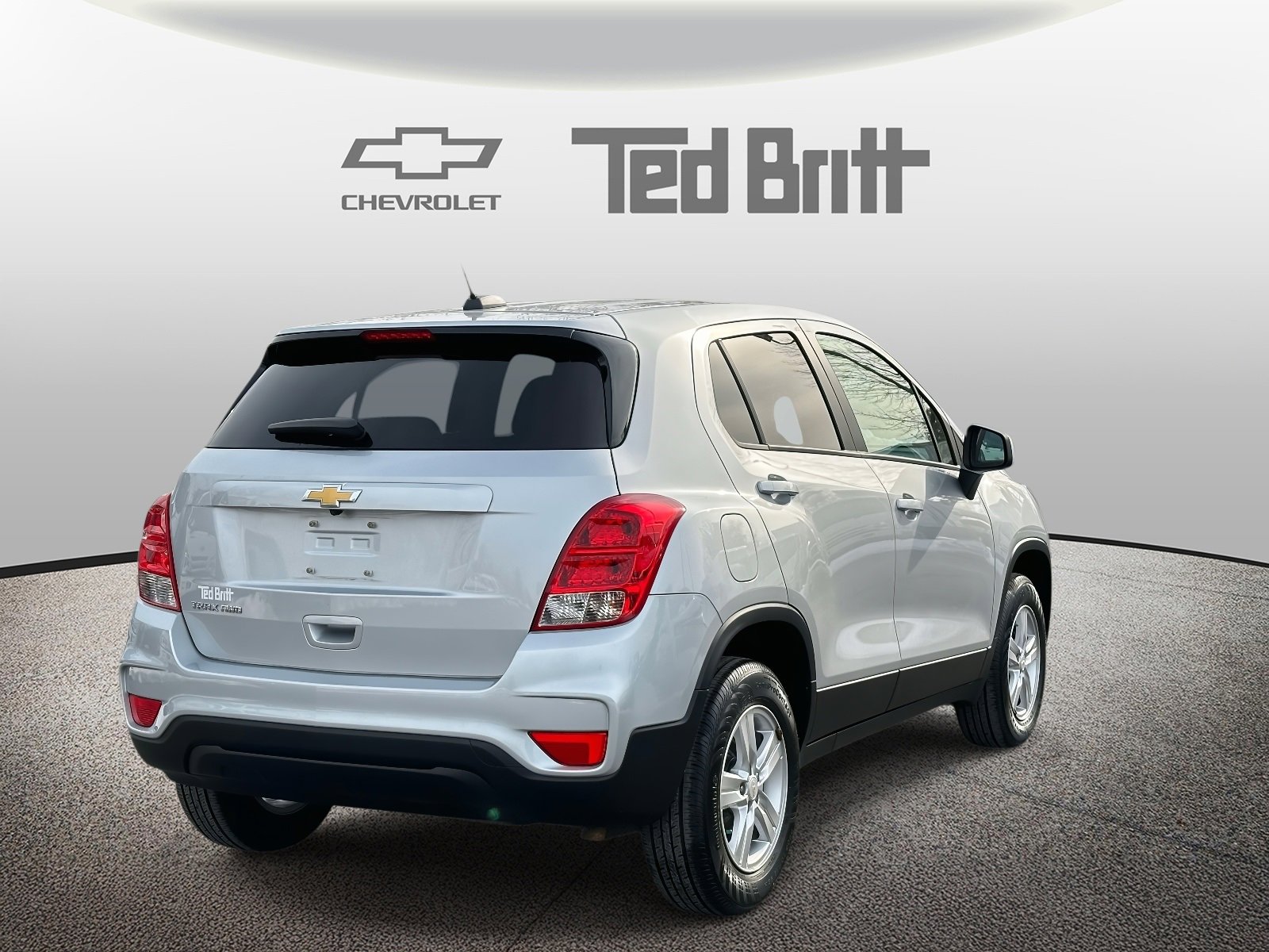 Used 2022 Chevrolet Trax LS w/ Tint and Cruise Package image 4