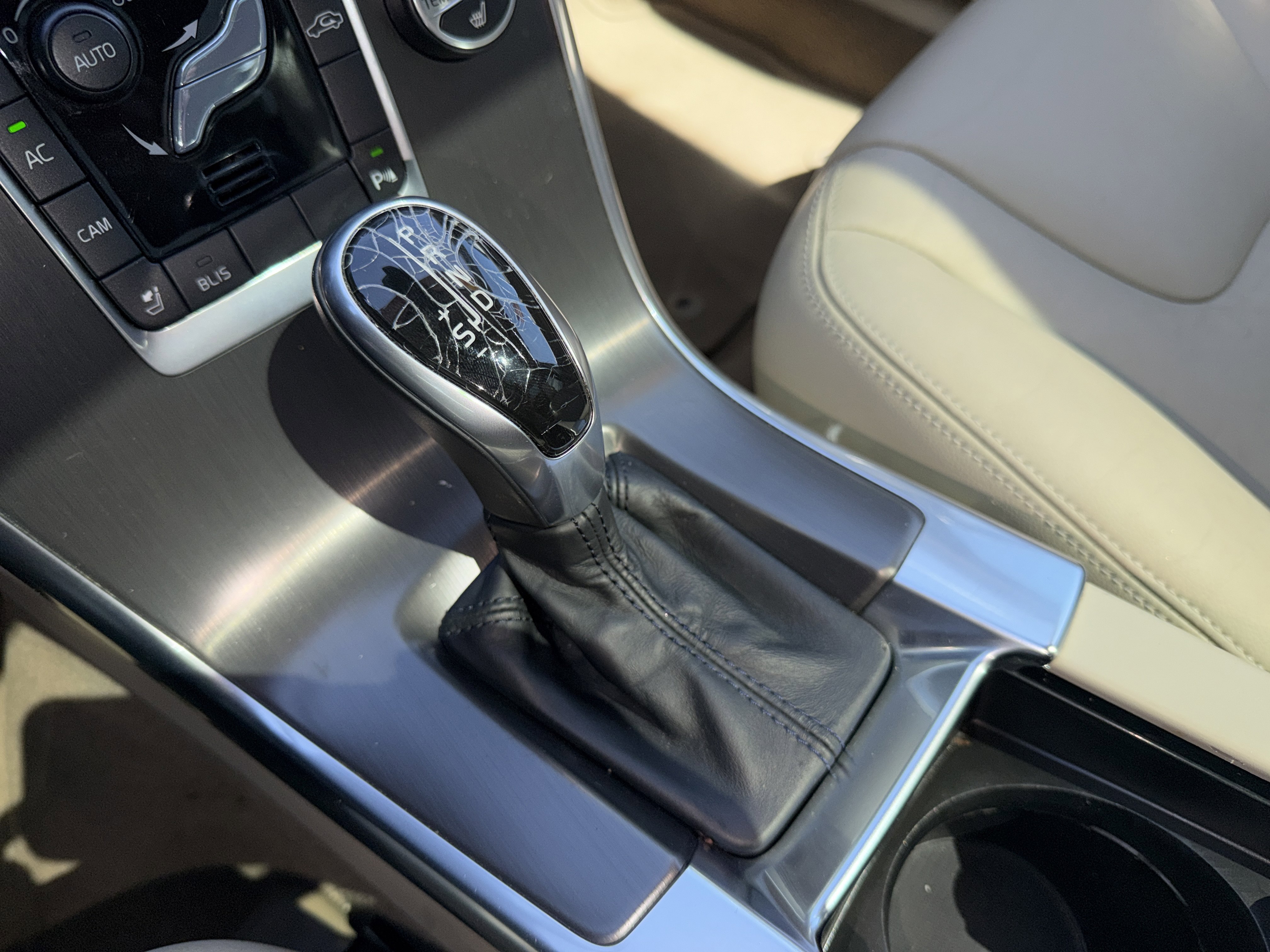 Used 2015 Volvo XC60 T6 Premier Plus image 25