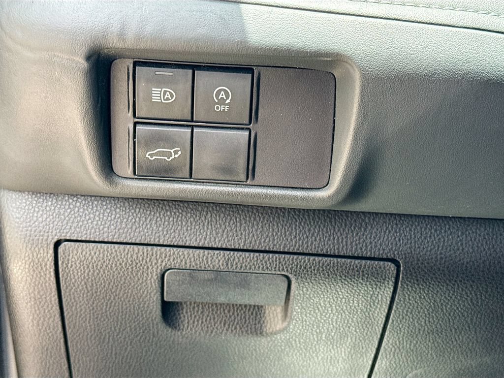 Used 2023 Toyota Highlander XLE FWD image 11