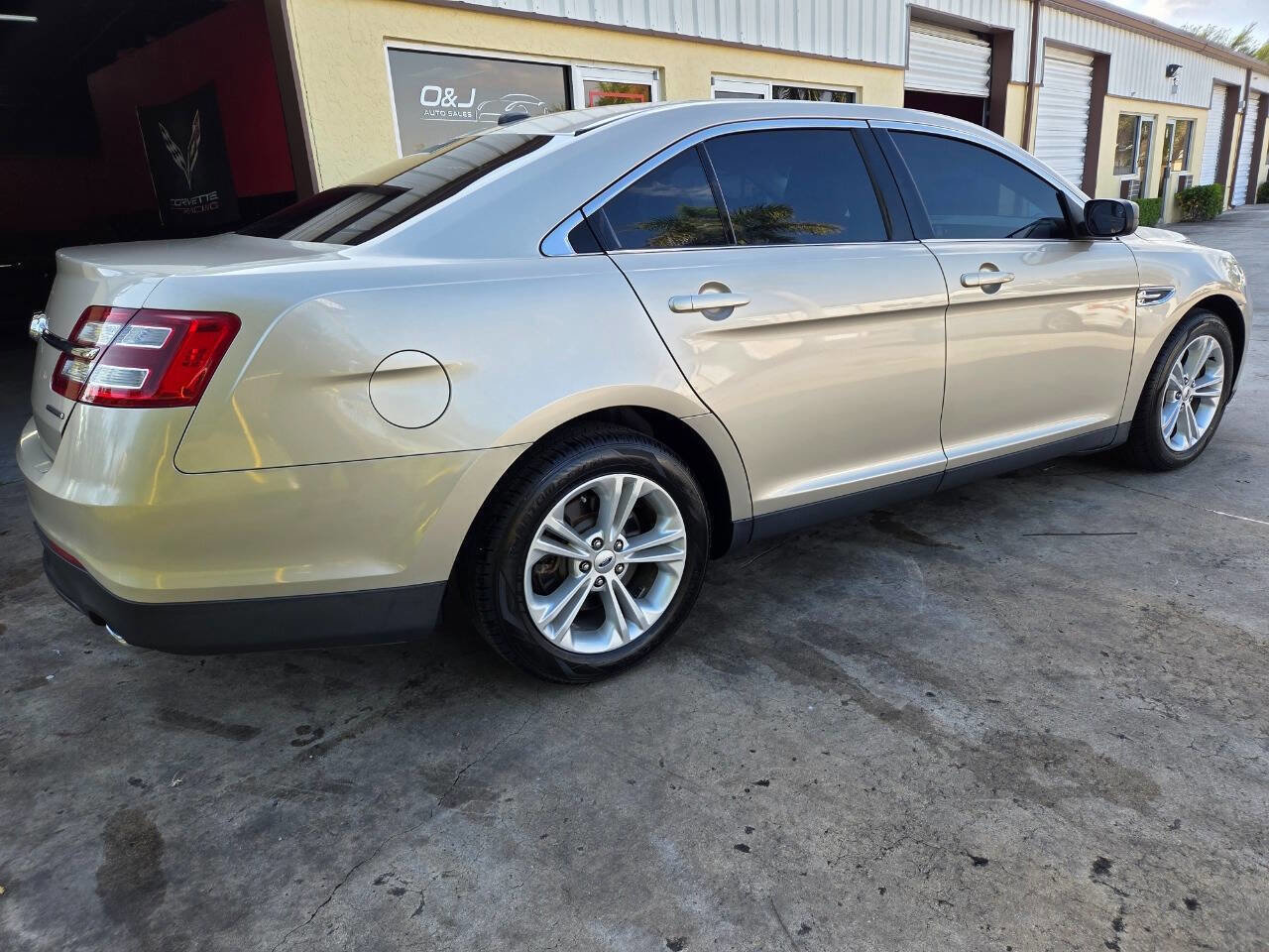 Used 2018 Ford Taurus SE FWD image 6
