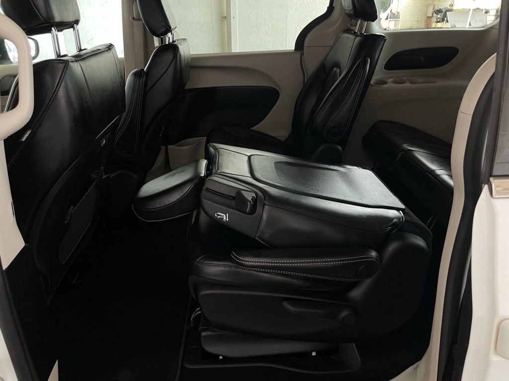 Used 2023 Chrysler Pacifica Touring-L image 15