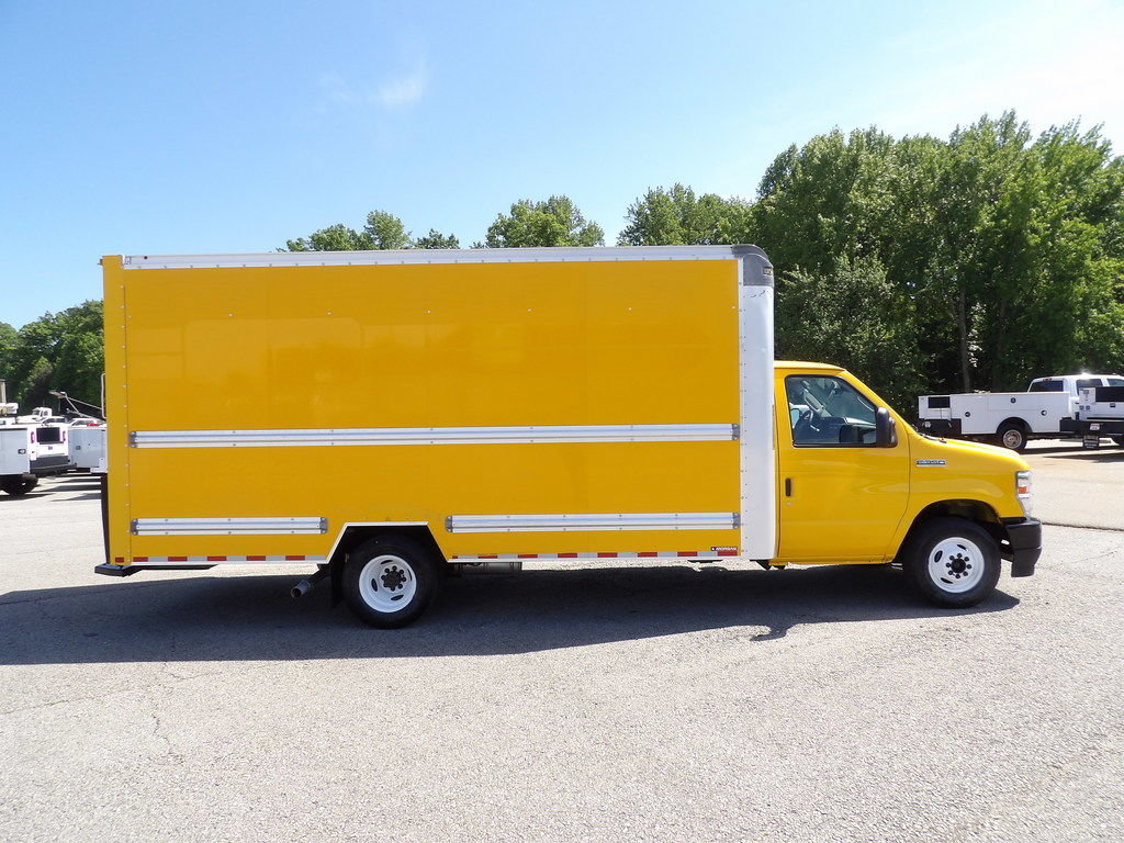 Used 2021 Ford E-350 and Econoline 350 Super Duty RWD image 9
