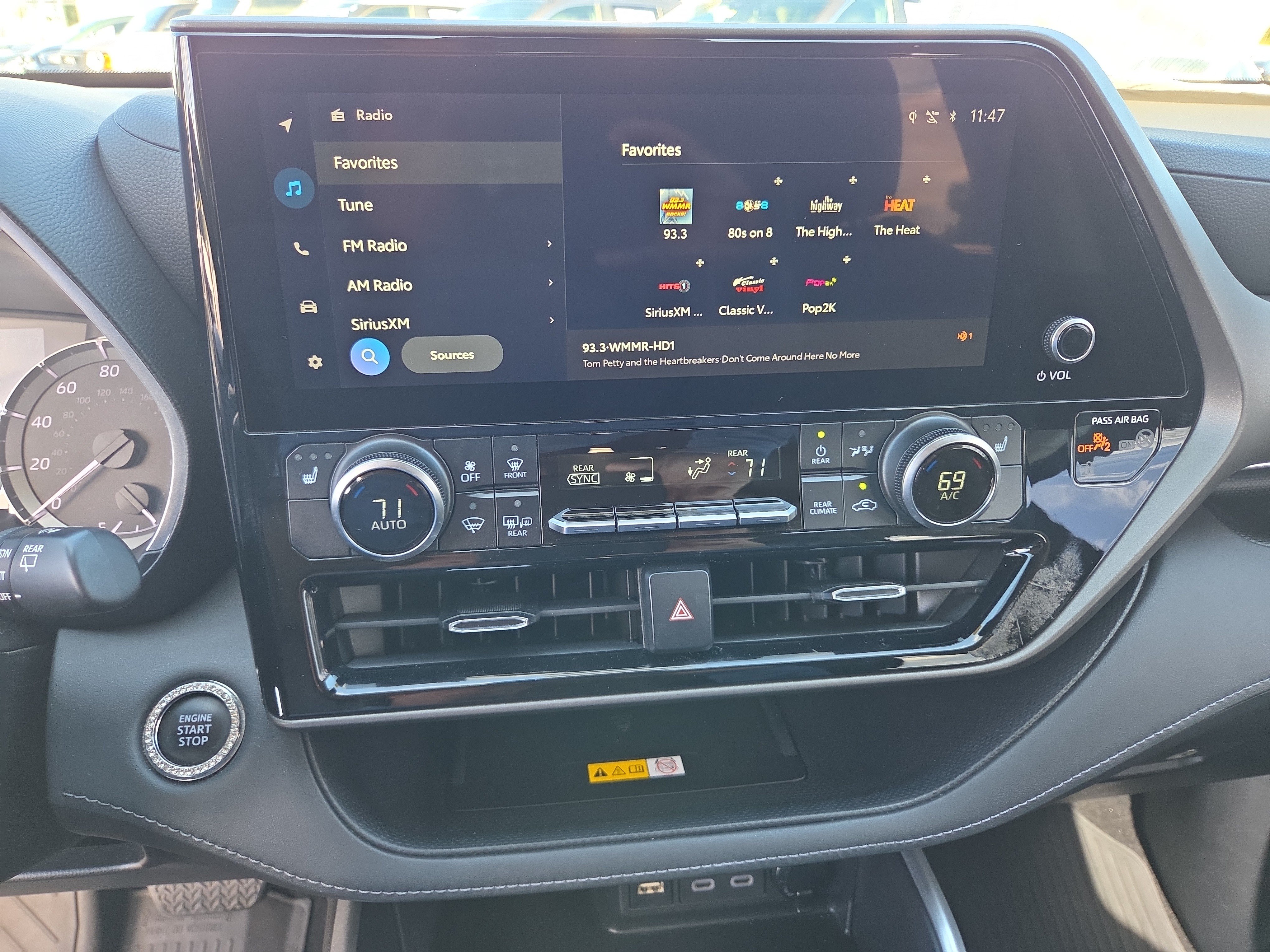 Used 2023 Toyota Highlander XLE FWD image 23