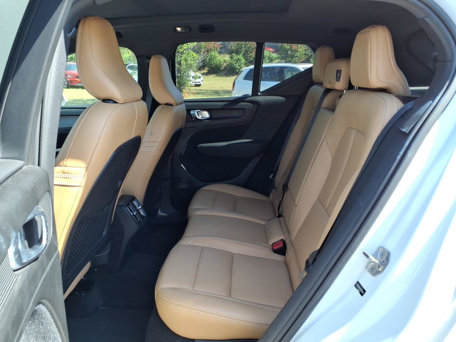 Used 2019 Volvo XC40 T4 Inscription FWD image 4